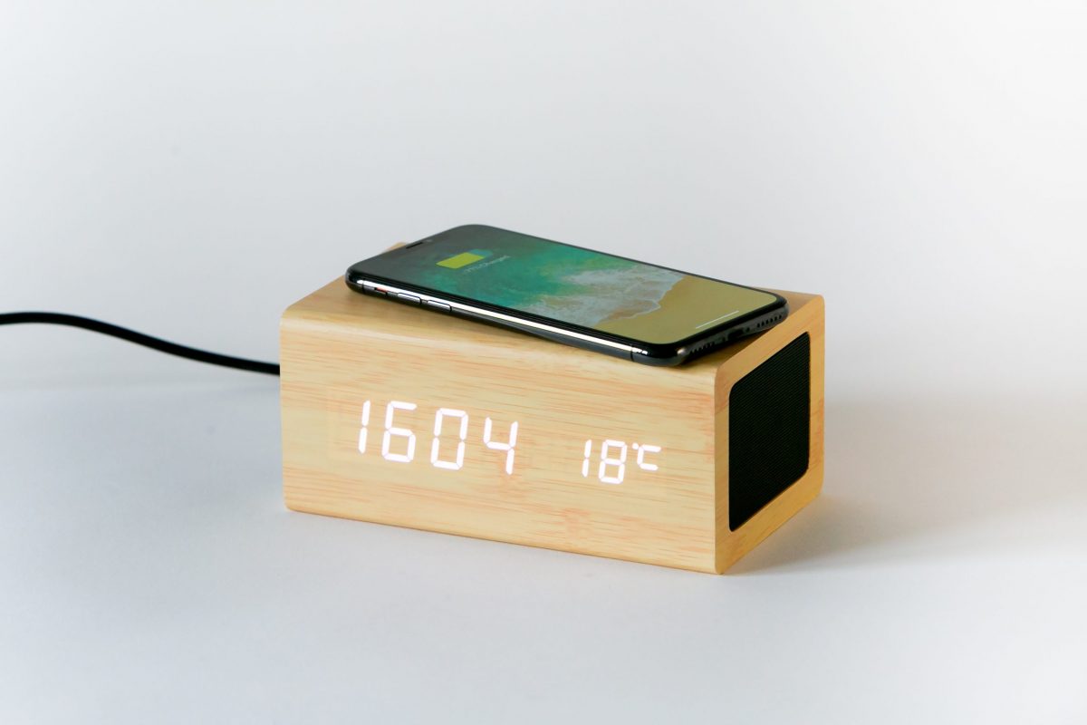 Digitalna ura z brezžičnim polnjenjem in bluetooth zvočnik